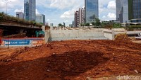 Kapolres Jakarta Selatan Kombes Mardiaz Kusin Dwi Hananto bersama jajaran telah mendatangi lokasi. Mereka terlihat berbincang dengan beberapa orang di dekat lokasi kejadian girder roboh tersebut. (Vino-detikcom)