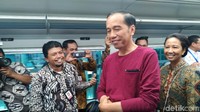 Jokowi kemudian naik kereta bandara menuju Stasiun Sudirman Baru.
