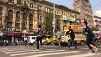 Meski lalu lintas sudah sangat padat, traveler tetap dapat menikmati sudut-sudut Kota Kolkata. Alasannya adalah, masih banyak bangunan lawas peninggalan Inggris (Masaul/detikTravel)