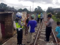 Asyik Main Ponsel, Putri Tewas Terserempet Kereta di Sukabumi