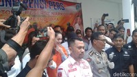 Padahal sehari sebelumnya, saat kasusnya dirilis di Polda Metro Jaya, Jennifer Dunn terlihat sangat ceria. Bahkan beberapa kali dia tampak tertawa. Foto: Febriyantino Nur Pratama