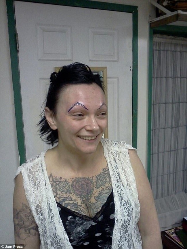 Ini juga merupakan bentuk alis gagal. Alisnya seperti digambar menggunakan pulpen dan tak berambut.