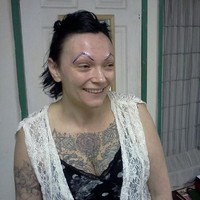 Ini juga merupakan bentuk alis gagal. Alisnya seperti digambar menggunakan pulpen dan tak berambut.