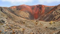 Kalau mau melihat pemandangan yang lebih berkesan, kamu bisa datang ke lereng-lereng gunung berapinya. Di beberapa titik, ada asap keluar dari tanah (Thinkstock)