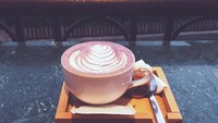 Secangkir cokelat dengan foam bentuk bunga ini kelihatan enak banget ya? Foto: Instagram prillylatuconsina96