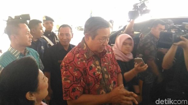 SBY saat datang menjenguk cucu keempatnya di RS Pondok Indah