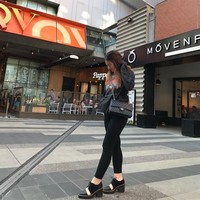 Nama Sarita Abdul Mukti kembali menjadi perhatian netizen karena kabar penangkapan Jennifer Dunn terkait kasus narkoba. Sarita adalah wanita yang suaminya direbut oleh Jennifer Dunn. Sarita langsung memberikan respon melalui Instagram Stories, begitupun anak-anak perempuannya yang memang cukup eksis di media sosial. Berikut gaya anak-anak Sarita yang juga populer di Instagram, seperti sang ibunda dan Jennifer Dunn. Foto: Instagram