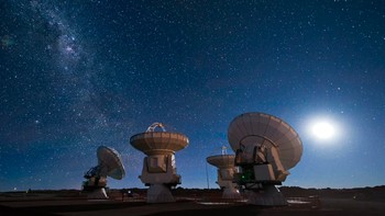 Galaksi Bima Sakti di latar belakang European Southern Observatorys Atacama Large Millimeter. Foto: Space