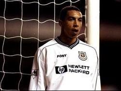 Chris Armstrong terbukti menggunakan ganja saat bermain untuk Crystal Palace. Beruntung, dia bisa lepas dari ketergantungan dan bersinar bersama Tottenham Hotspur di tahun berikutnya. (Foto: Billy Stickland/Allsport)
