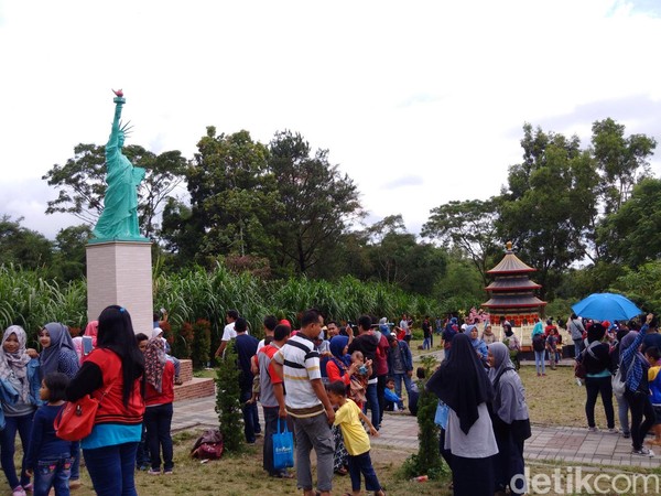 Di sini terdapat replika bangunan ikonik berbagai negara, seperti Menara Eiffel Prancis, Menara Pisa Italia, Patung Liberty AS, Kincir Angin Belanda hingga Burj Al Arab Dubai (Ristu Hanafi/detikTravel) Di sini terdapat replika bangunan ikonik berbagai negara, seperti Menara Eiffel Prancis, Menara Pisa Italia, Patung Liberty AS, Kincir Angin Belanda hingga Burj Al Arab Dubai (Ristu Hanafi/detikTravel)
