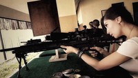 Baby Margaretha tetap seksi saat mencoba olahraga menembak. (Foto: instagram/@babymargaretha1)