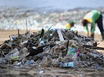 Kemendagri Kaji Larangan Air Kemasan Kecil di Bali
