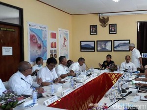 Jonan ke Kepala PVMBG: Status Awas Gunung Agung Bisa Turun?