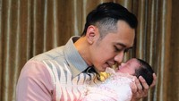 Ekspresi bahagia tersirat di wajah Ibas Yudhoyono saat mencium kening putri pertamanya Gaia. Dia juga megucapkan syukurnya karena proses persalinan berjalan lancar. Insyaallah berkat doa dari kalian semua Baby G, yang biasa kami panggil, tumbuh menjadi anak soleha, cantik, cerdas, dan bermanfaat bagi keluaragnya. Doa-doa semua bisa mencerminkan arti sebuah nama yang kami persiapkan, kata Ibas. (Foto: Dok. Istimewa)