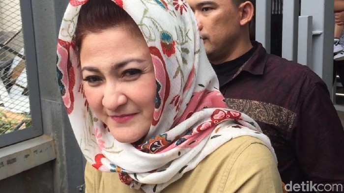 Selesai Jenguk Novanto, Ny Deisti Umbar Senyum