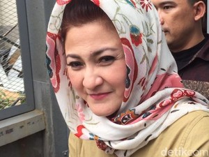 Selesai Jenguk Novanto, Ny Deisti Umbar Senyum