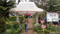 Suasana sejuk dari Gunung Ungaran masih menjadi magnet kuat untuk menarik traveler. Terbaru ada bangunan gapura unik yang terbuat dari botol bekas (Eko Susanto/detikTravel)