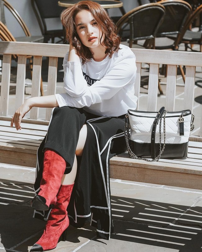 Saat liburan ke Paris, Chelsea Islan tampak membawa Chanel Gabrielle Large Hobo Bag berwarna hitam-putih. Di situs resmi Chanel, tas tersebut dijual seharga Rp 60 jutaan. Foto: Instagram