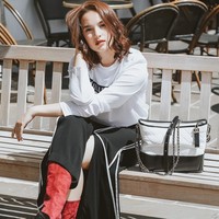 Saat liburan ke Paris, Chelsea Islan tampak membawa Chanel Gabrielle Large Hobo Bag berwarna hitam-putih. Di situs resmi Chanel, tas tersebut dijual seharga Rp 60 jutaan. Foto: Instagram