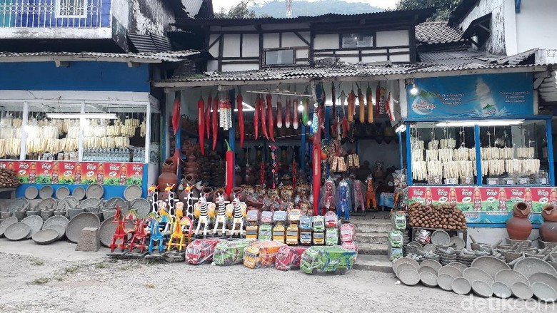 Foto: Kios penjual mainan kayu jadul buat nostalgia traveler (Wisma/detikTravel) Foto: Kios penjual mainan kayu jadul buat nostalgia traveler (Wisma/detikTravel)