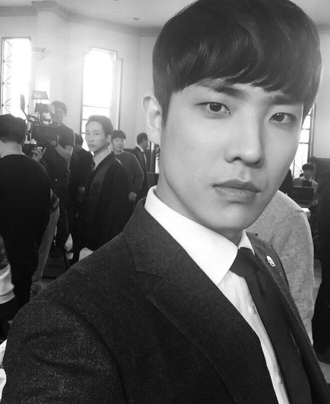 Memiliki tinggi 180 centimeter dan wajah yang rupawan, Lee Joon nampak mempesona. Foto: Instagram