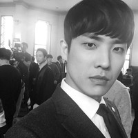 Memiliki tinggi 180 centimeter dan wajah yang rupawan, Lee Joon nampak mempesona. Foto: Instagram