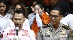 Ekspresi Ceria Jennifer Dunn Saat Dipamerkan di Polda Metro