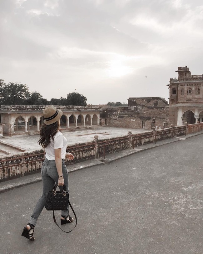 Lady Dior menjadi pilihan Nikita Willy saat liburan ke Ranvas, India. Tas Lady Dior ini harganya sekitar Rp 39 jutaan. Foto: Instagram