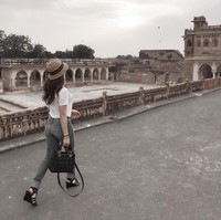 Lady Dior menjadi pilihan Nikita Willy saat liburan ke Ranvas, India. Tas Lady Dior ini harganya sekitar Rp 39 jutaan. Foto: Instagram