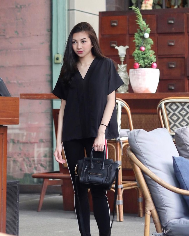 Selain Shania, kakak Shafa Harris berikutnya adalah Shakilla Astari. Shakila juga kerap berpergian ke Melbourne seperti Shania dan Shafa. Kakak-beradik anak Sarita ini juga kerap tampil stylish dengan tas branded. Seperti di foto ini Shakila menenteng tas Celine. Foto: Instagram