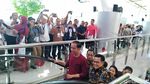 Gaya Kasual Jokowi Berkaus Saat Resmikan Kereta Bandara