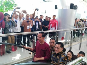 Jokowi Pakai Kaus, Netizen: Beli di Mal Ambassador, Pak?