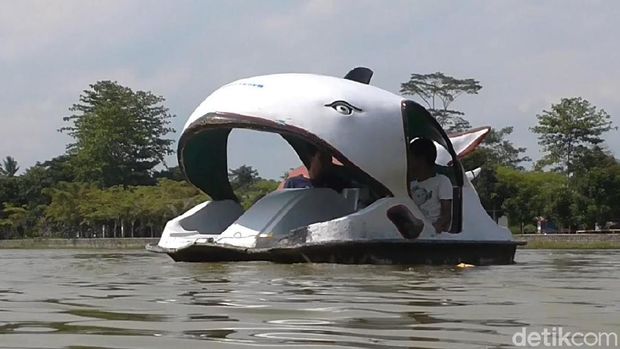 Permainan air berupa perahu kayuh