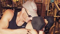 Jean-Claude Van Damme juga memiliki tubuh kekar dan berparas tampan. Aktor sekaligus atlet bela diri ini gemar berolahraga, angkat beban salah satunya. (Foto: Instagram/@jcvd)