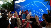 Dengan menekan tombol, tepat pukul 09.00 WIB, Jokowi meresmikan kereta bandara.