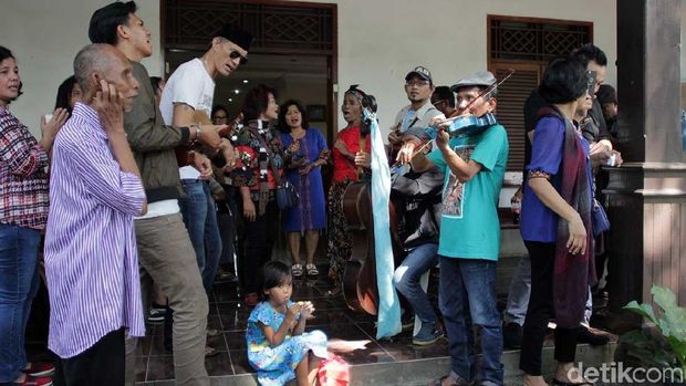 Tradisi ini menjadi acara kekeluargaan yang diwariskan leluhur Portugis sampai sekarang (Randy/detikTravel) foto5