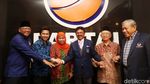 Senyum Khofifah-Emil Dardak Terima Surat Dukungan dari NasDem