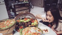 Nggak melulu makanan Barat, Prilly juga terlihat menikmati nasi liwet khas Sunda. Ada petenya loh! Foto: Instagram prillylatuconsina96