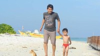 Salah satu keunikan Pulau Kodingareng Keke adalah memiliki jenis pasir yang berbeda di sisi-sisi pulaunya. Di bagian selatan adalah pecahan karang halus dan kerikil, sedangkan di bagian utara berupa pasir putih yang lembut (Ibnu/detikTravel)