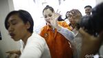 Ekspresi Ceria Jennifer Dunn Saat Dipamerkan di Polda Metro
