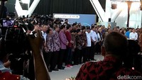 Begini penampakan gaya Presiden Jokowi yang tampil necis mengenakan sneakers merah saat meresmikan engoperasian Kereta Bandara Soekarno Hatta.