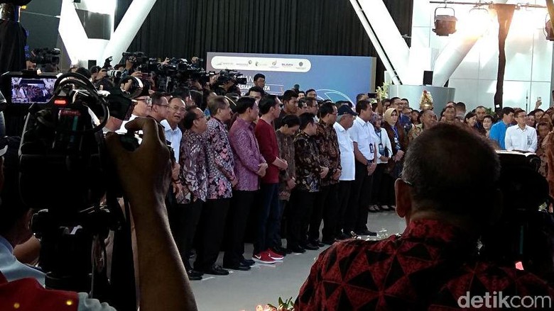 Selain Kaus, Jokowi Pakai Sneakers Merah Resmikan Kereta 