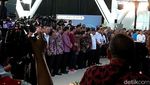 Jokowi Gaul Banget dengan Sneakers Merah