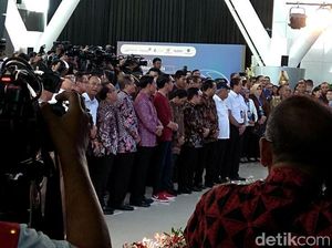 Ini Sneakers Merah yang Dipakai Jokowi Saat Resmikan Kereta Bandara