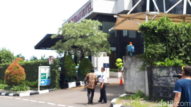 Dedi Priyono bungkam dan lari menjauhi wartawan