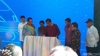 Berbeda dengan Jokowi, para menteri dan tamu undangan tampak lebih formal. Budi, Rini, Wiranto, dan Muhaimin tampak memakai batik. Sementara itu Basuki dan Wahidin memakai kemeja putih. 