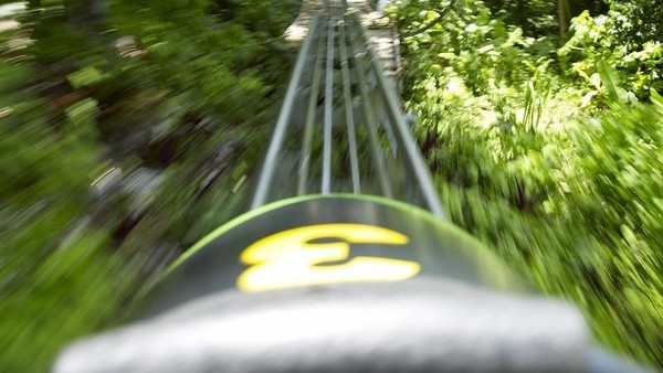 Trek bobsled ini bentuknya pun dapat memacu adrenalin. Dari mulai turunan, hingga melingkar. Seru! (Rainforest Adventures)