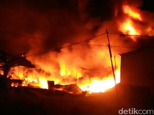 Tiga Gudang Sinar Buduran Ludes Terbakar