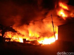 Tiga Gudang Sinar Buduran Ludes Terbakar