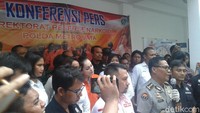 Mengenakan pakaian tahanan berwarna oranye, Jennifer Dunn terlihat cantik. Foto: Febriyantino Nur Pratama